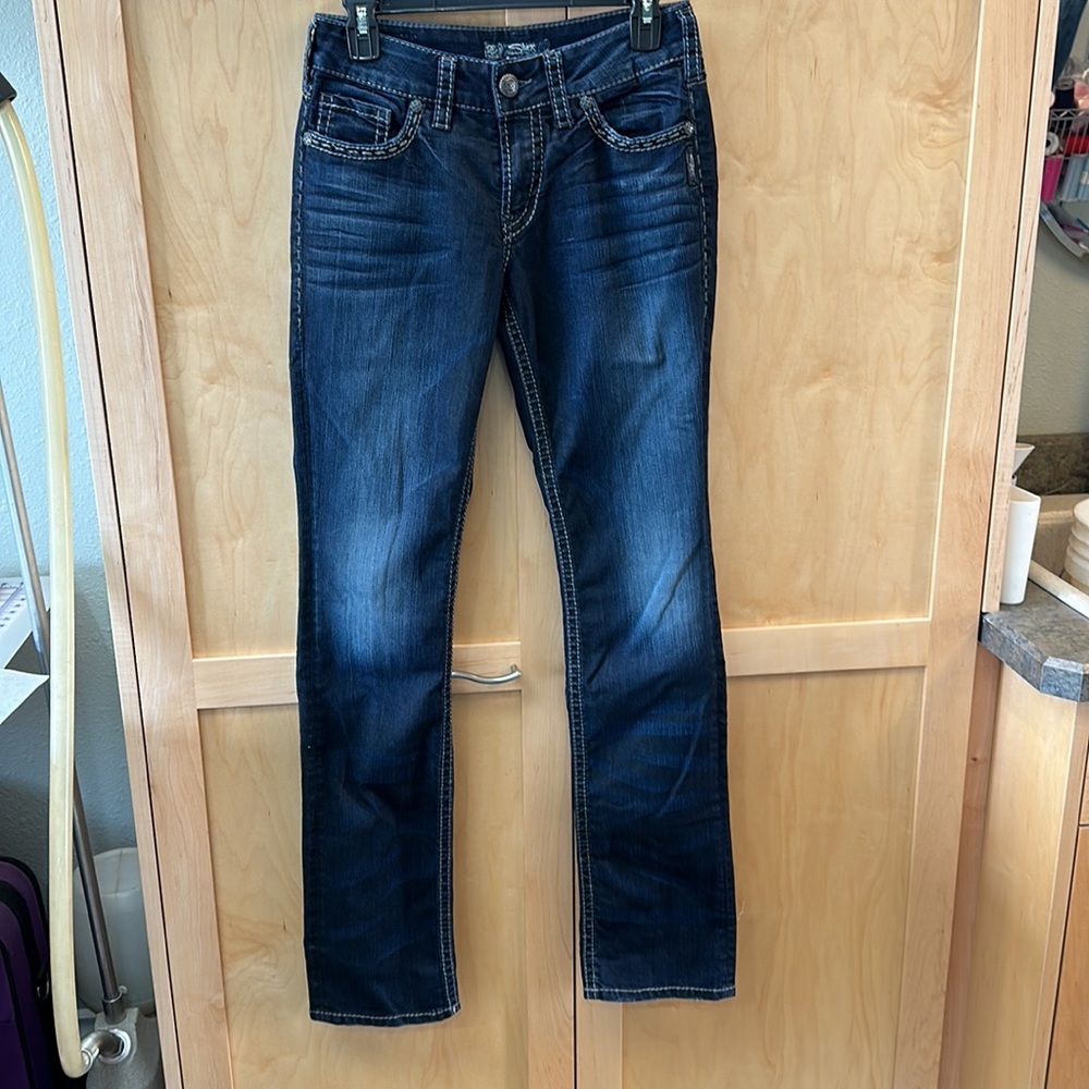 Silver Suki Mid-rise Baby Boot Jeans. 28 x 35